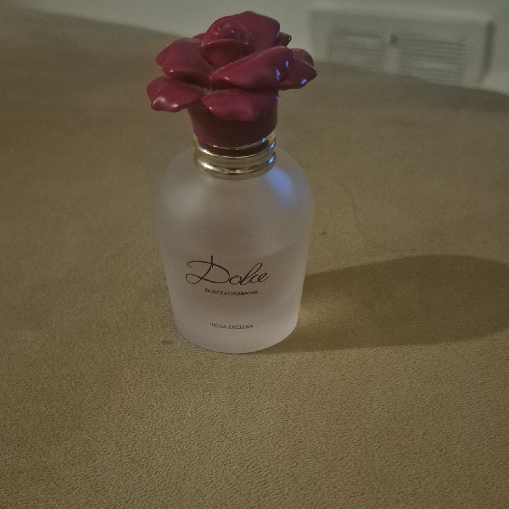 Dolce & Gabbana Rosa Excelsa with Red Floral Cap